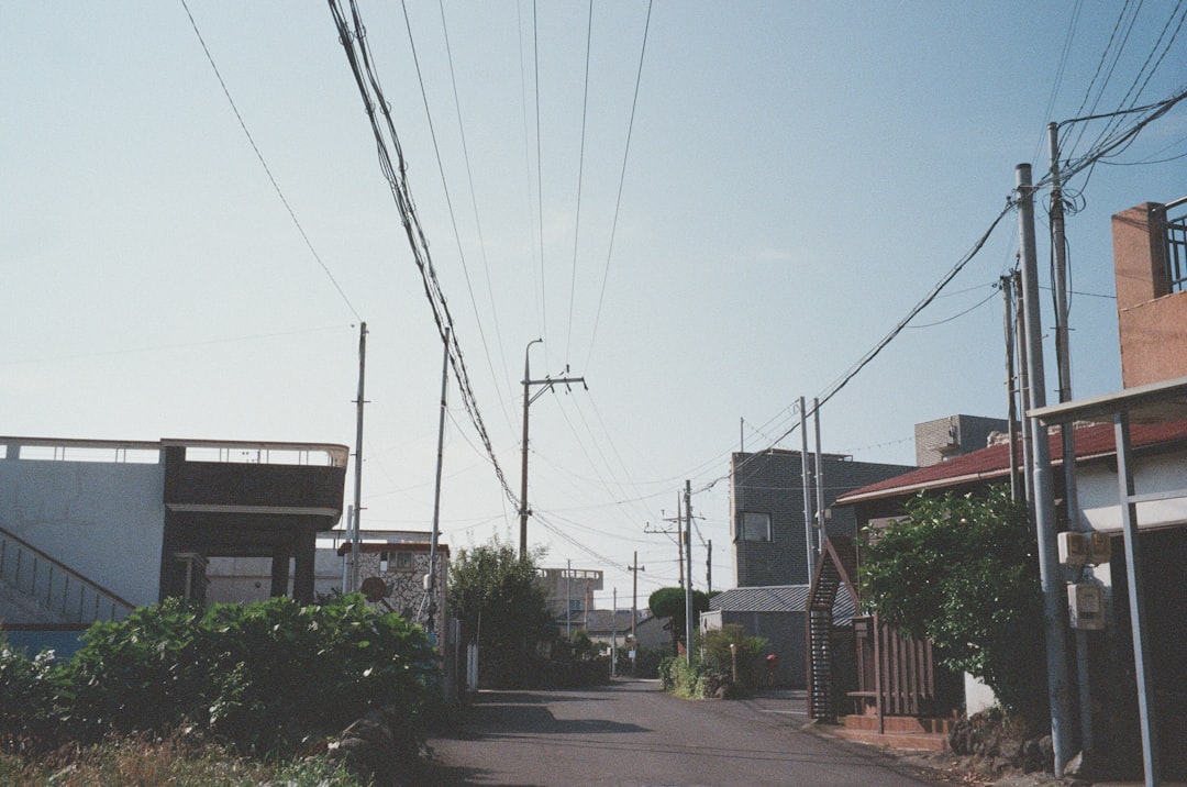 Jakie są dopuszczalne normy hałasu na granicy działki w strefie zabudowy jednorodzinnej?